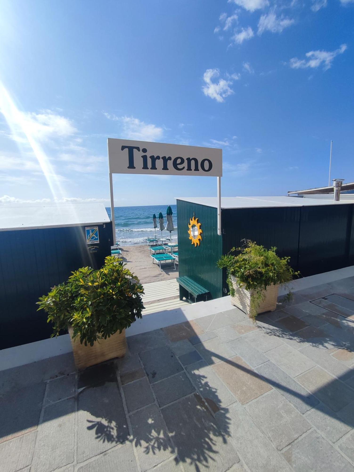 Hotel Tirreno อาลัสซิโอ ภายนอก รูปภาพ